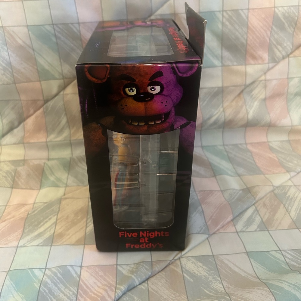 Five Nights at Freddy’s Withered Chica with Office Jazwares - Picture 9 of 11
